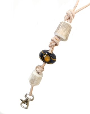Bracco Originální řemínek na píšťalku z přírodních materiálů, ručně vinutá perla- parůžky