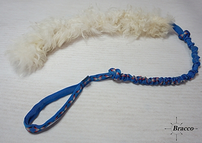 Bracco Bungee Hundespielzeug -Tauziehenband aus Schaffell, 135 cm- verschiedene Farben