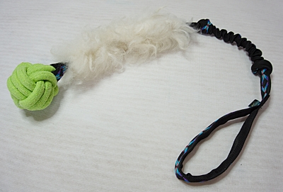 Bracco Bungee Hundespielzeug -Tauziehenband aus Schaffell und mit dem Ball, 75 cm- verschiedene Farben
