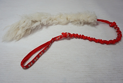 Bracco Bungee přetahovadlo pro psa s ovčí kožešinou 135 cm- různé barvy.