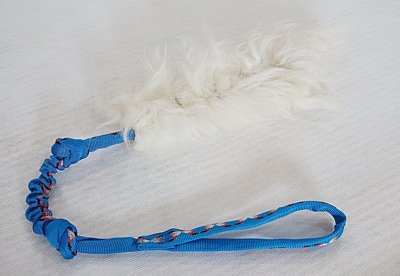 Bracco Bungee Hundespielzeug -Tauziehenband aus Schaffell, 65 cm- verschiedene Farben
